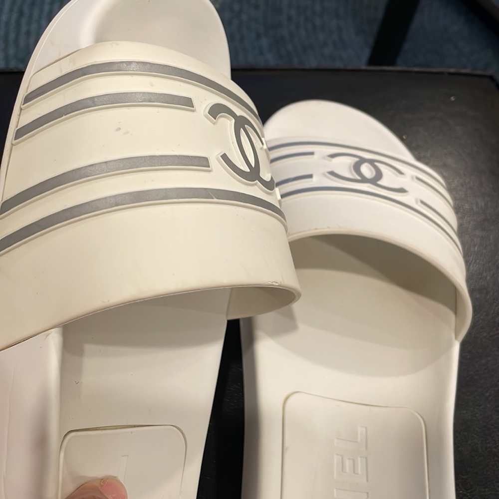 āSOLDāRetail $1000 Authentic CHANEL CC White Silver Pool slides - Picture 2 of 7